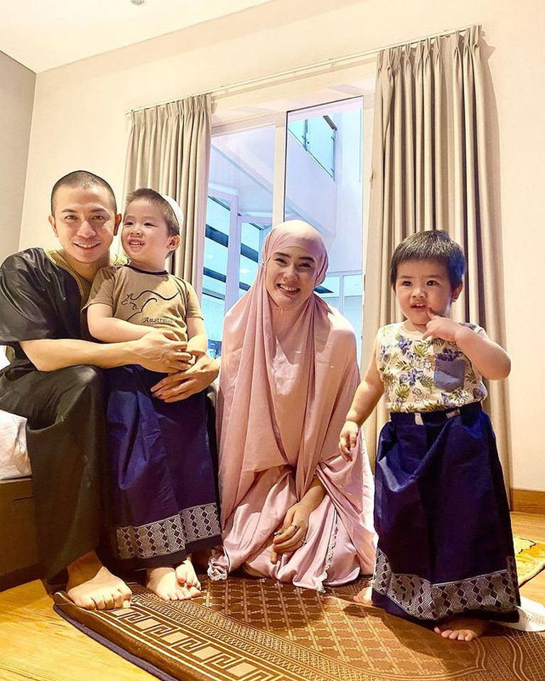 Potret Harmonis Rumah Tangga Stevie Agnecya Jadi Mualaf & Suami Pilot Stevie Agnecya menjadi mualaf sebelum menikah dengan Anggi Pratama berprofesi sebagai seorang pilot. Yuk kita intip potretnya!