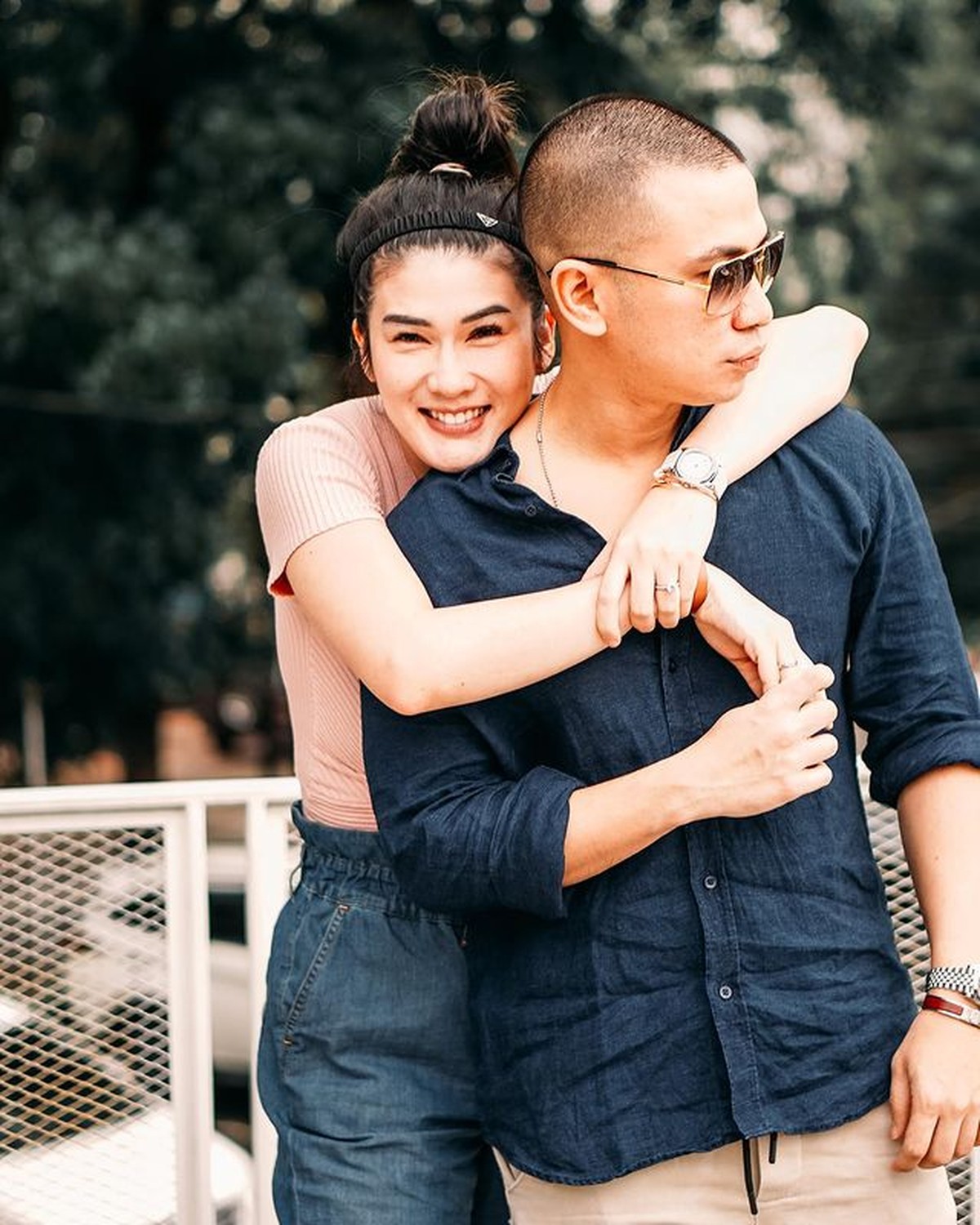 Stevie Agnecya menjadi mualaf sebelum menikah dengan Anggi Pratama berprofesi sebagai seorang pilot&period; Yuk kita intip potretnya&excl;