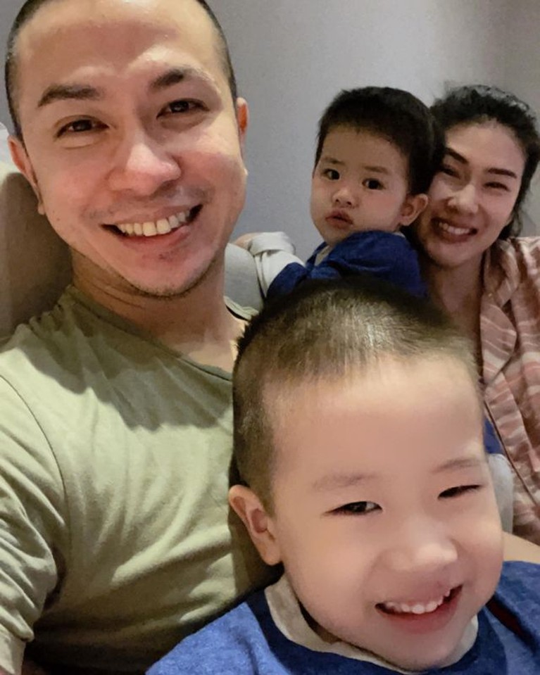 Potret Harmonis Rumah Tangga Stevie Agnecya Jadi Mualaf & Suami Pilot Stevie Agnecya menjadi mualaf sebelum menikah dengan Anggi Pratama berprofesi sebagai seorang pilot. Yuk kita intip potretnya!