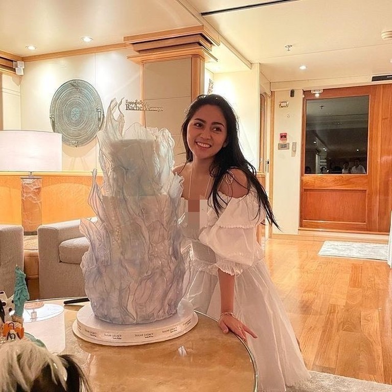 Rachel Vennya baru saja merayakannya ulang tahunnya di sebuah kapal pesiar mewah bak hotel bintang lima. Yuk intip!