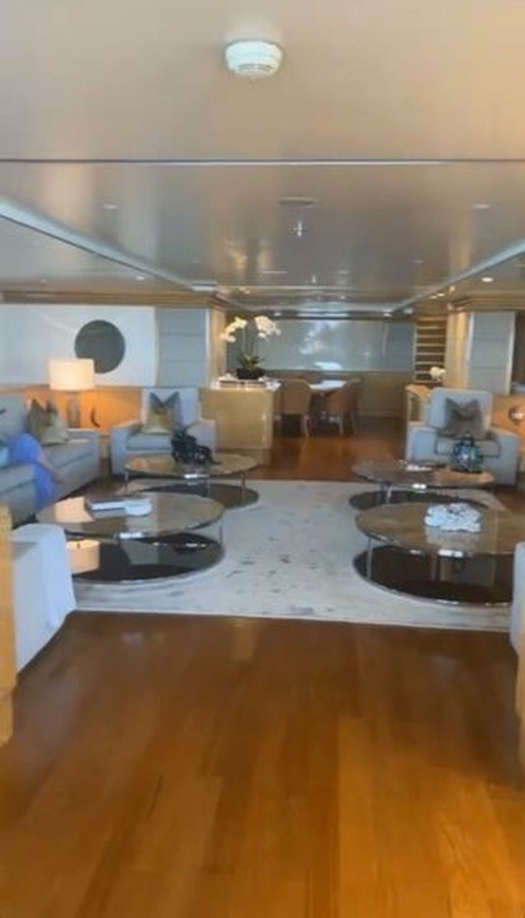Rachel Vennya baru saja merayakannya ulang tahunnya di sebuah kapal pesiar mewah bak hotel bintang lima. Yuk intip!
