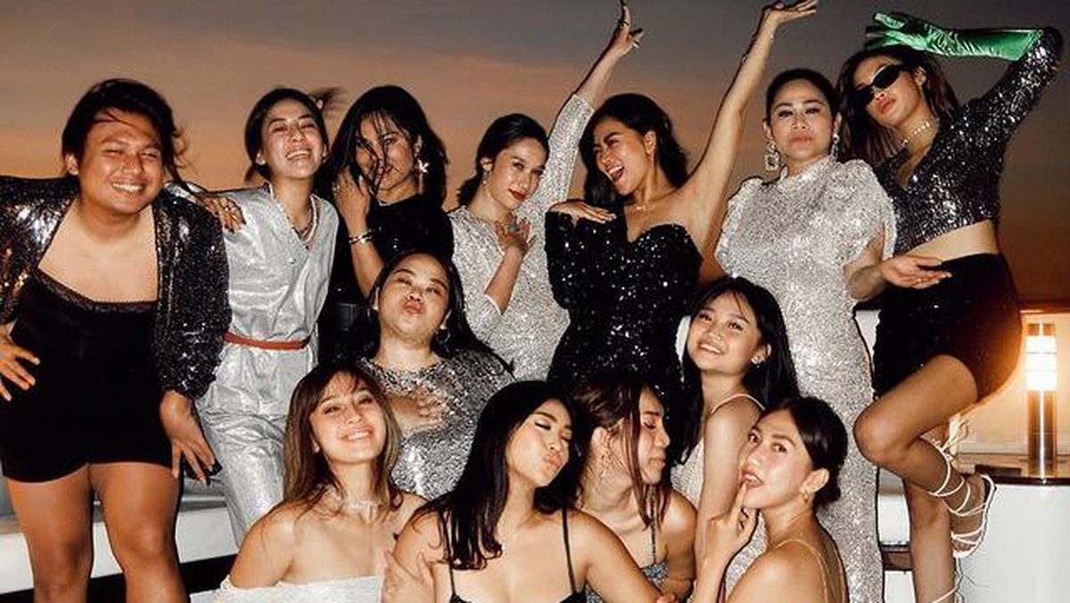 Rachel Vennya baru saja merayakannya ulang tahunnya di sebuah kapal pesiar mewah bak hotel bintang lima&period; Yuk intip&excl;