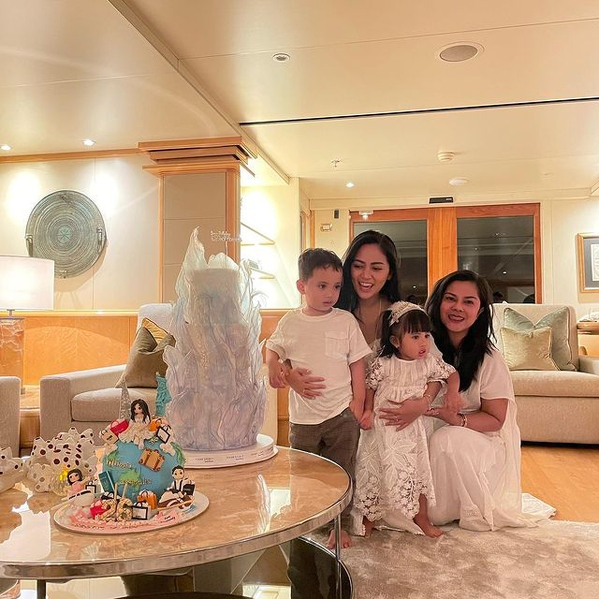 Rachel Vennya baru saja merayakannya ulang tahunnya di sebuah kapal pesiar mewah bak hotel bintang lima&period; Yuk intip&excl;