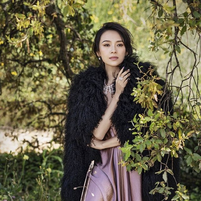 Nama aktris sukses asal Tiongkok, Zhang Ziyi tak lepas dari gosip dan skandal seks sang suami. Yuk kita intip potretnya!