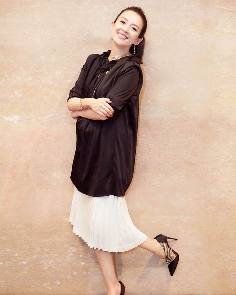 Nama aktris sukses asal Tiongkok, Zhang Ziyi tak lepas dari gosip dan skandal seks sang suami. Yuk kita intip potretnya!