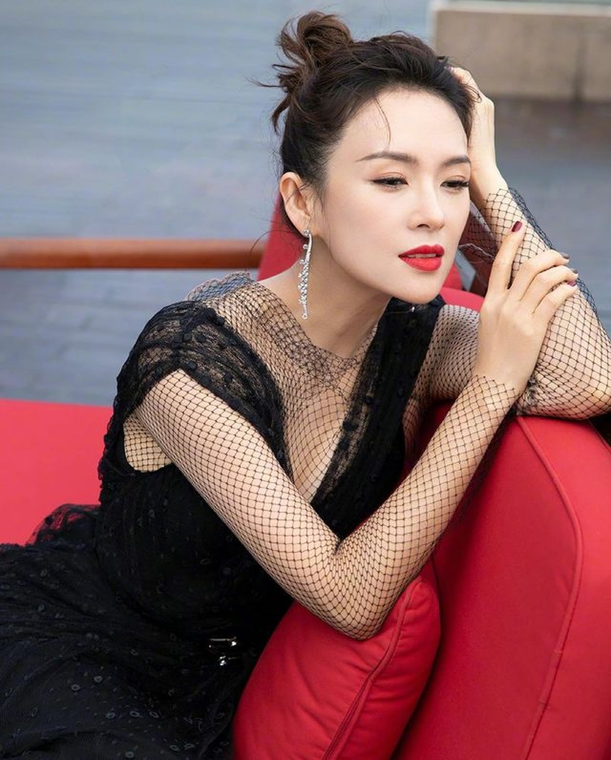 Nama aktris sukses asal Tiongkok&comma; Zhang Ziyi tak lepas dari gosip dan skandal seks sang suami&period; Yuk kita intip potretnya&excl;