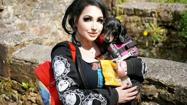 img-title Model Cantik Jual Foto Seksi Demi Sembuh dari Penyakit Misterius