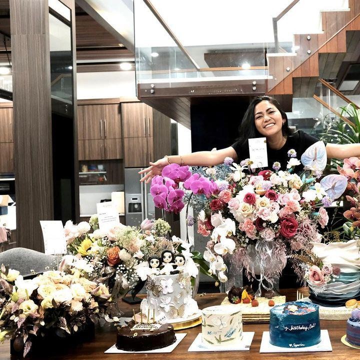 <p>Tak hanya perayaan di atas kapal, Rachel ungkap bahwa dirinya terus mendapat kejutan kue ulang tahun serta buket bunga. "Another day, another cake. Thankyou♥," tulisnya, dikutip pada Selasa (28/9/2021). (Foto: Instagram @rachelvennya)</p>