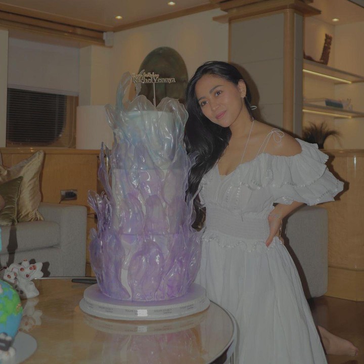 <p>Dalam perayaan ulang tahun tersebut, warna putih dijadikan <em>dress code</em> pilihan Rachel, Bunda. Semua yang hadir mengenakan pakaian berwarna tersebut. (Foto: Instagram @rachelvennya)</p>
