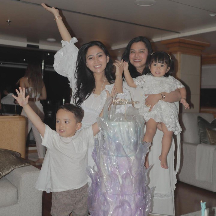 <p>Tak hanya para sahabat, Rachel juga membawa serta kedua buah hatinya, Xabiru dan Chava, Bunda. (Foto: Instagram @rachelvennya0</p>