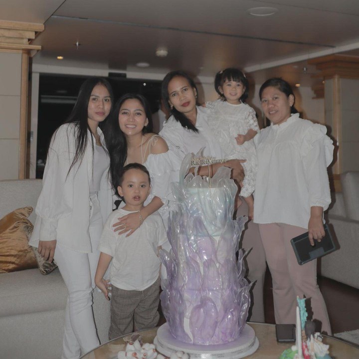 <p>Diketahui, ulang tahun bunda dua orang anak ini dirayakan di atas kapal mewah bersama keluarga serta para sahabatnya, lho.(Foto: Instagram @rachelvennya)</p>