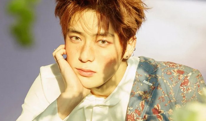 Sama seperti Felix, Jaehyun NCT juga auto masuk dalam jajaran 'pangeran Inggris' dengan sunkissed blush yang buat Jaehyun makin menawan. Idol yang satu ini memang selalu terlihat tampan dengan gaya apapun, ya!/Foto: SM Entertainment