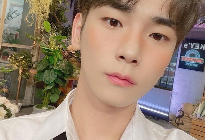 Semburat rona orange-peach pada pipi Key SHINee ini membuat penampilannya semakin terlihat muda dan fresh meskipun sudah memasuki usia kepala tiga! Tidak kalah dengan idol generasi 4 saat ini kan, Beauties?/Foto: instagram.com/bumkeyk