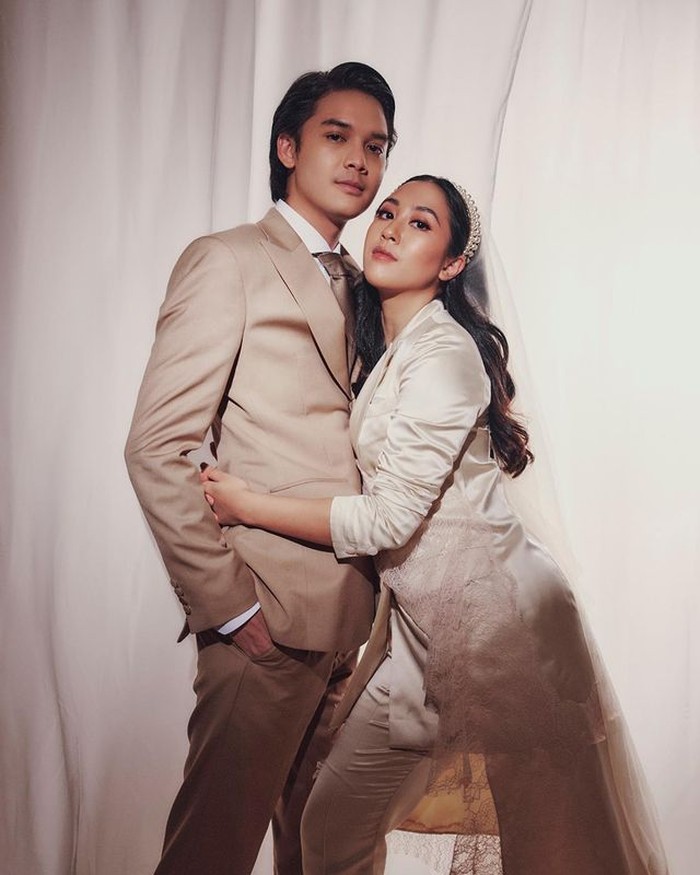 Sherina Munaf cukup mengejutkan khalayak ketika mengunggah foto pernikahannya dengan Baskara Mahendra. Pada November 2020, keduanya resmi menikah. Bukan gaun pengantin, Sherinna justru mengenakan setelan jas dan celana. Tetap chic! / foto : instagram.com/sherinasinna