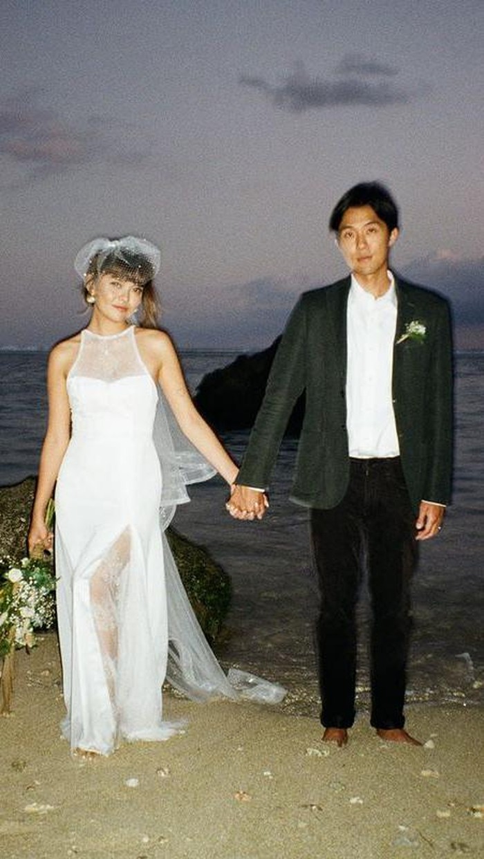 Sonia Eryka baru-baru ini resmi menikah dengan pujaan hati, Adi Ryuki pada tanggal 3 September 2021 lalu. Mantan penyanyi cilik ini melangsungkan pernikahan yang intim di Bali bersama dengan keluarga dan teman terdekatnya / foto: instagram.com/adiryuki
