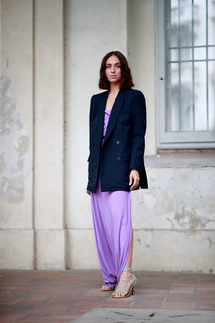 The elegant nuance comes from the combination of a blazer with a lilac color dress. Keep it simple with strappy heels. Photo: livingly.com/IMAXtree