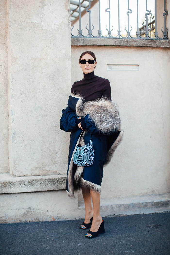 Coat detail faux-fur dan tas hobo dari koleksi Prada menjadi salah dua items yang menjadi favorit para bintang street style di Milan Fashion week. Foto: livingly.com/IMAXtree