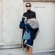 Ide Baru Padu padan Sweater agar Tetap Stylish di Musim Hujan