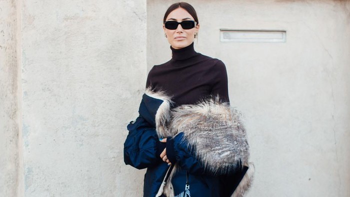 Ide Baru Padu padan Sweater agar Tetap Stylish di Musim Hujan