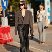 BeauPicks: Belum Pede Pakai Crop Top? Kamu Bisa Coba Pakai Jaket Model Ini