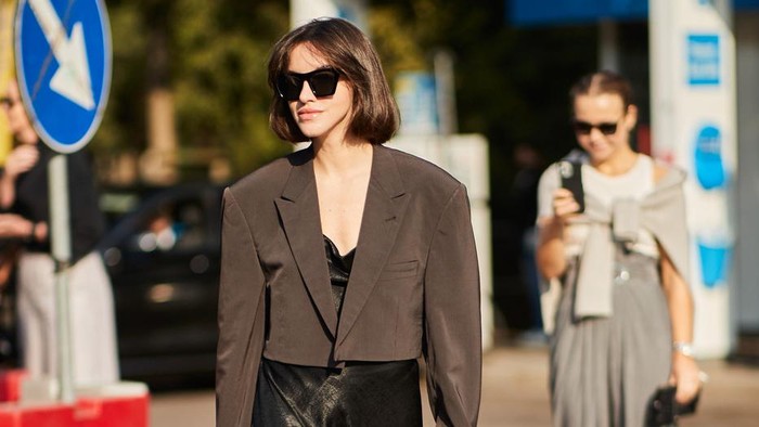 BeauPicks: Belum Pede Pakai Crop Top? Kamu Bisa Coba Pakai Jaket Model Ini