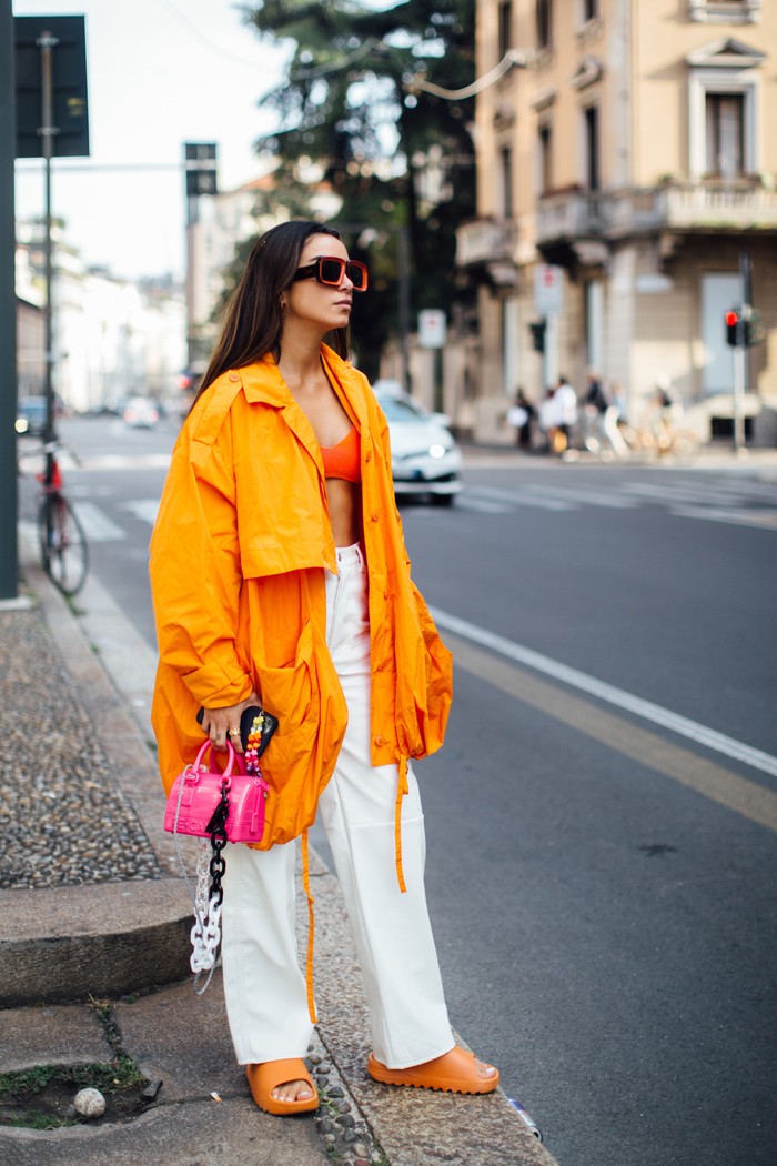 Meski mulai memasuki musim gugur, warna oranye menjadi tren yang ramai diikuti di Milan Fashion Week. Salah satunya dalam tampilan bergaya sporty. Foto: livingly.com/IMAXtree