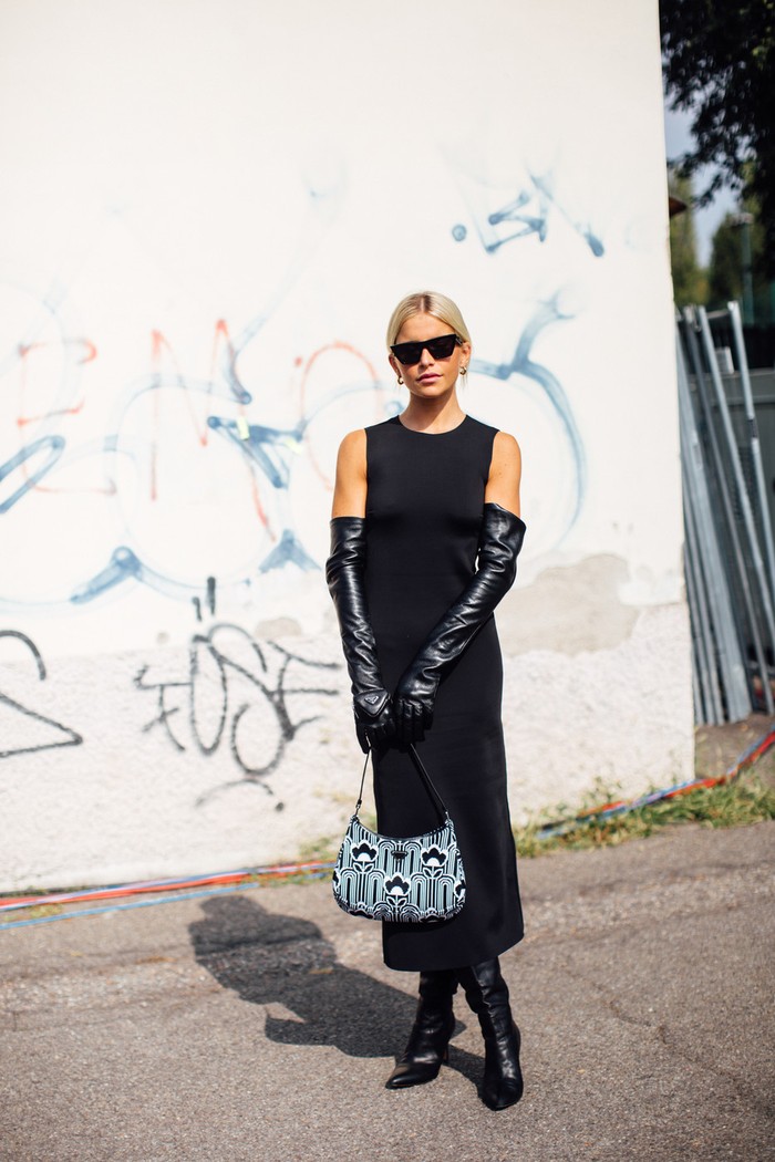 Gloves are again a trend that is widely worn by invited guests of Milan Fashion Week. Photo: livingly.com/IMAXtree