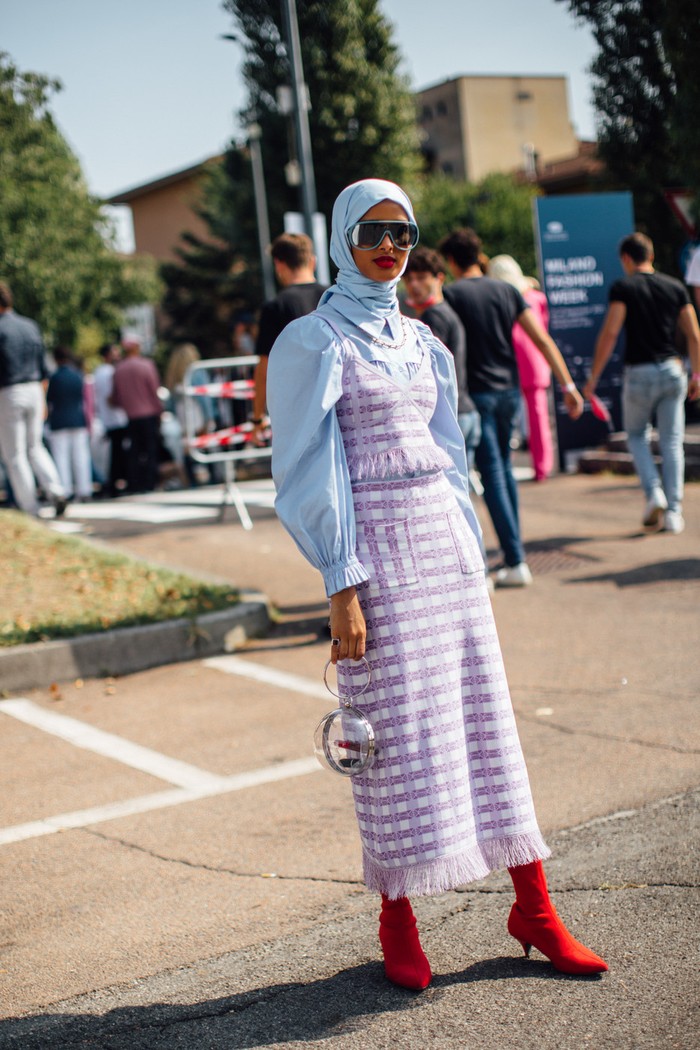 Give a statement on the romantic look of pastel colors with matching red boots. Photo: livingly.com/IMAXtree