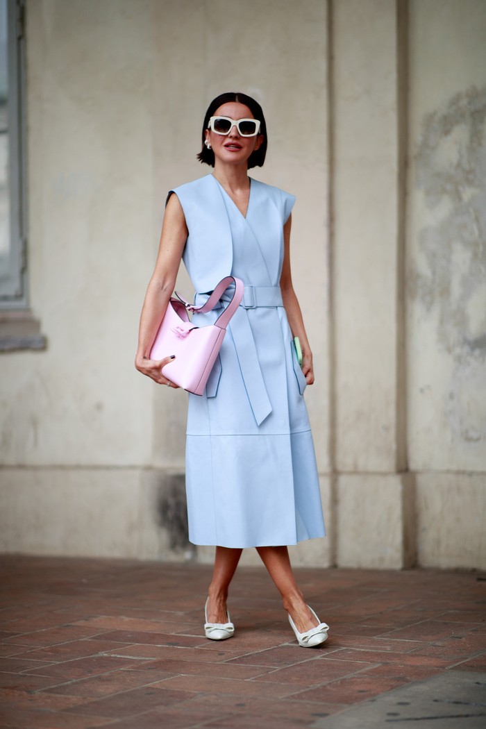 An elegant and playful impression comes from matching a wrap dress with a blush bucket bag. Photo: livingly.com/IMAXtree