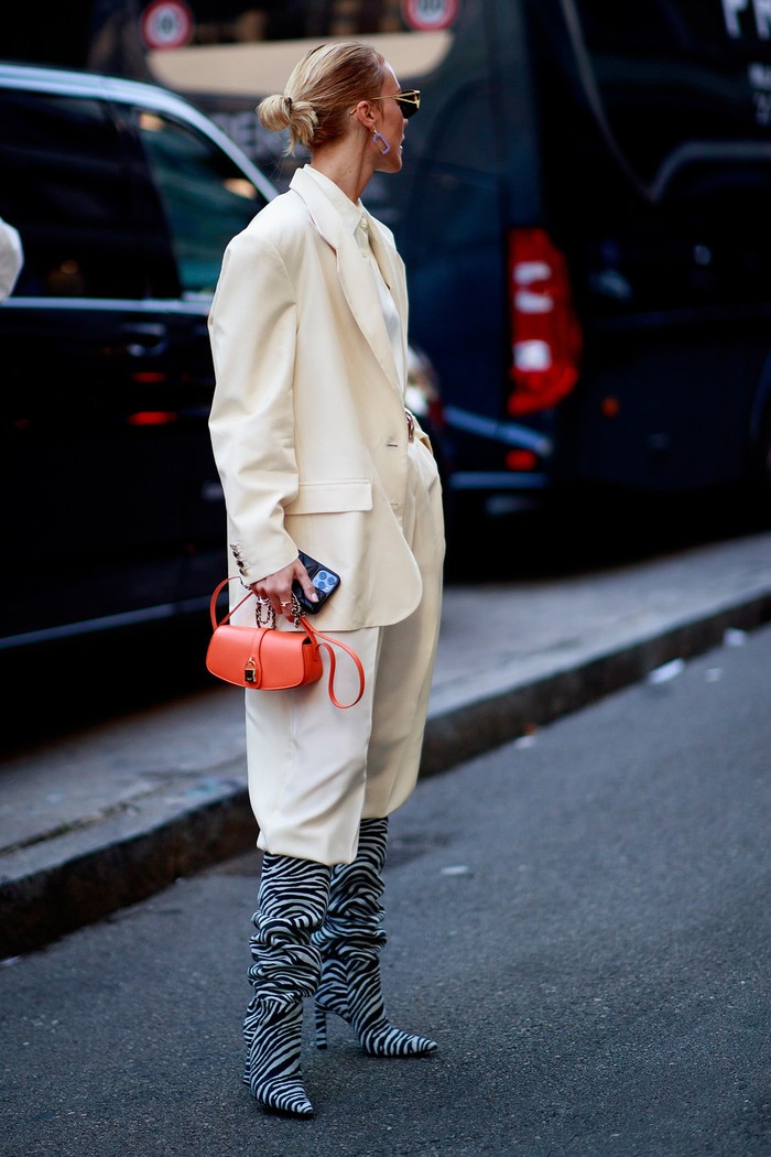 Looking boyish doesn't have to be with the choice of loafers, don't hesitate to wear a suit with high boots with a zebra pattern. Photo: livingly.com/IMAXtree