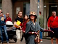 Aksi Gaya Street Style Para Tamu Undangan Milan Fashion Week Spring ...