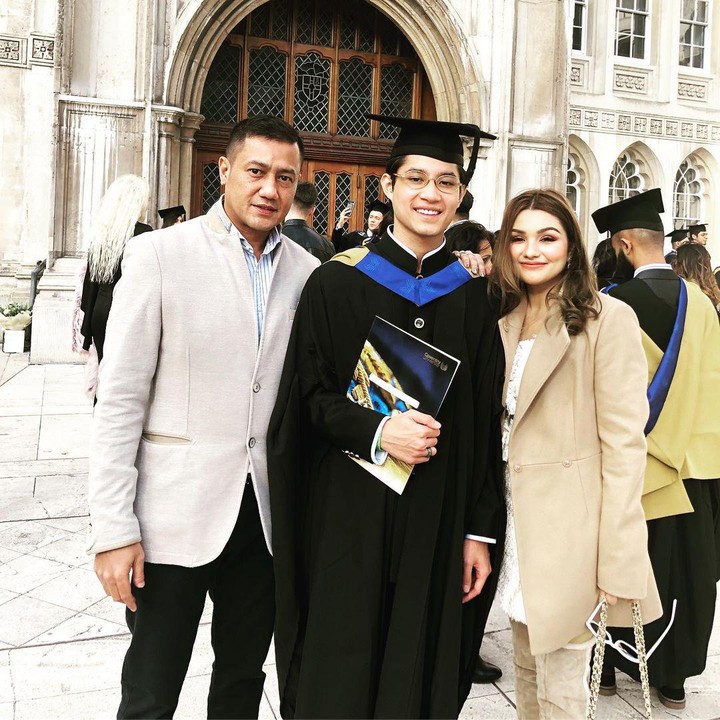<p>Nurah juga tak pernah melewatkan momen penting dalam kehidupan Rassya, nih. Ia bahkan hadir di acara kelulusan Rasyya di London, Inggris. (Foto: Instagram: @nourahsheivirah)</p>