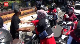 VIDEO: Harga Turun, Peternak Ayam Bagikan Telur Gratis