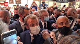 VIDEO: Kunjungi Lyon, Presiden Macron Dilempar Telur