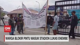VIDEO: Warga Blokir Pintu Masuk Stadion Lukas Enembe