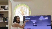 <p>Dengan bobotnya kita, bunda seorang anak itu mengaku bisa bergerak lebih luwes, Bunda. "Sekarang aku bisa joget-joget lebih luwes lagi #bisayuk," ungkapnya. (Foto: Instagram @vanessaangleofficial)</p>