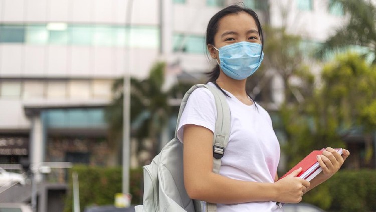 People with face mask. Concept with copy space. Portrait of adult woman in quarantine of flu. Photo on the street in the city. Picture for coronavirus covid-19 (SARS-CoV-2)