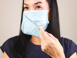 Sempat Viral, Gerakan Oles Masker Ini Diikuti Netizen-Publik Figur