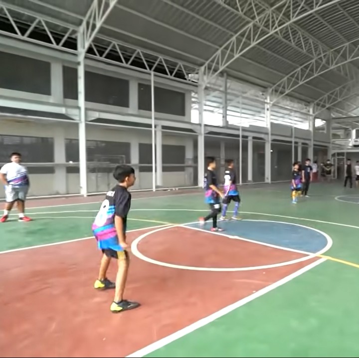 <p>Ada lapangan futsal yang berdekatan dengan lapangan basket. (Foto: YouTube: TRANS7 OFFICIAL)</p>