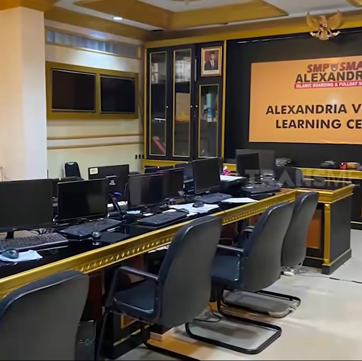 <p>Selama PPKM, siswa di sekolah ini juga belajar secara virtual. Ini salah satu ruang belajar virtualnya. (Foto: YouTube: TRANS7 OFFICIAL)</p>