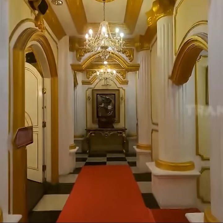 <p>Dari pintu masuk di depan hingga beberapa lorong di dalamnya, lantainya menggunakan karpet merah, lho. (Foto: YouTube: TRANS7 OFFICIAL)</p>
