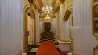 <p>Dari pintu masuk di depan hingga beberapa lorong di dalamnya, lantainya menggunakan karpet merah, lho. (Foto: YouTube: TRANS7 OFFICIAL)</p>