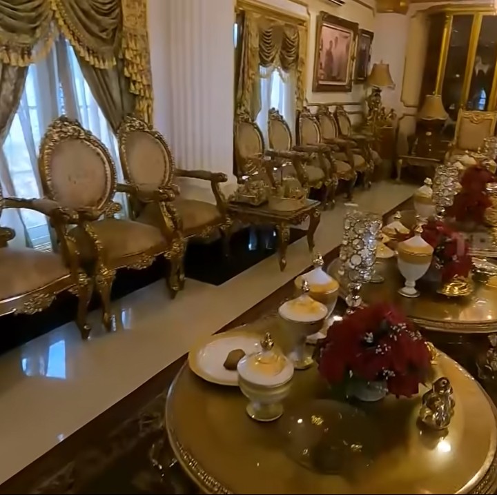 <p>Setiap ruangan juga terlihat amat mewah, salah satunya potret berikut. Ini diketahui sebagai rungan tunggu VIP, Bunda.(Foto: YouTube: TRANS7 OFFICIAL)</p>