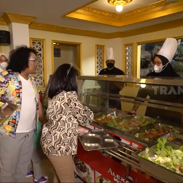 <p>Untuk makan, sekolah juga sudah menyiapkannya secara langsung. Sehingga, siswa-siswa tinggal datang untuk mengambilnya. (Foto: YouTube: TRANS7 OFFICIAL)</p>