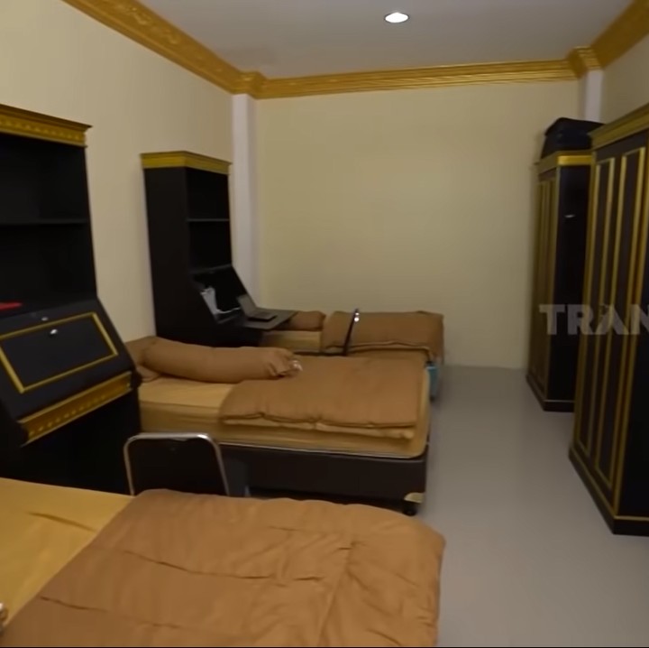 <p>Terakhir, ini potret kamar yang diisi oleh 3 orang, Bunda. Untuk masuk sekolah ini, uang pangkalnya terpatok Rp50 juta dengan SPP Rp5 juta perbulan. Bunda tertarik mendaftarkan si Kakak ke sini? (Foto: YouTube: TRANS7 OFFICIAL)</p>