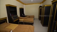 <p>Terakhir, ini potret kamar yang diisi oleh 3 orang, Bunda. Untuk masuk sekolah ini, uang pangkalnya terpatok Rp50 juta dengan SPP Rp5 juta perbulan. Bunda tertarik mendaftarkan si Kakak ke sini? (Foto: YouTube: TRANS7 OFFICIAL)</p>
