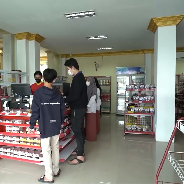 <p>Selain makanan yang sudah disediakan, di sini juga ada minimarket. Transaksinya menggunakan kartu khusus yang wajib dimiliki tiap siswa. (Foto: YouTube: TRANS7 OFFICIAL)</p>