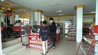 <p>Selain makanan yang sudah disediakan, di sini juga ada minimarket. Transaksinya menggunakan kartu khusus yang wajib dimiliki tiap siswa. (Foto: YouTube: TRANS7 OFFICIAL)</p>