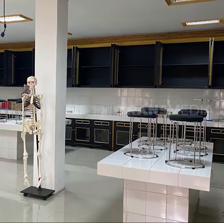<p>Laboraturium di sekolah ini juga terlihat unggul, Bunda. Semua tampak bersih dan teratur. (Foto: YouTube: TRANS7 OFFICIAL)</p>
