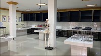 <p>Laboraturium di sekolah ini juga terlihat unggul, Bunda. Semua tampak bersih dan teratur. (Foto: YouTube: TRANS7 OFFICIAL)</p>